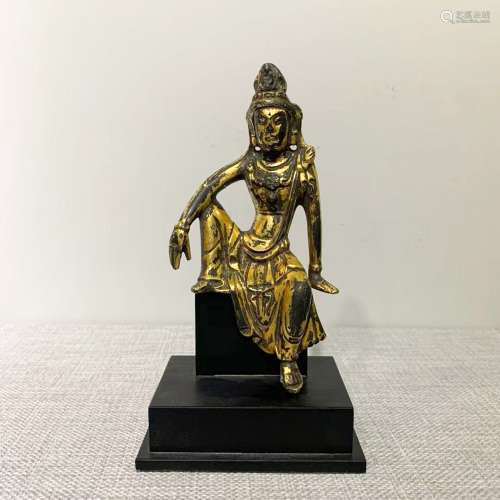 A TANG DYNASTY BRONZE GILDED EASE GUANYIN STATUE