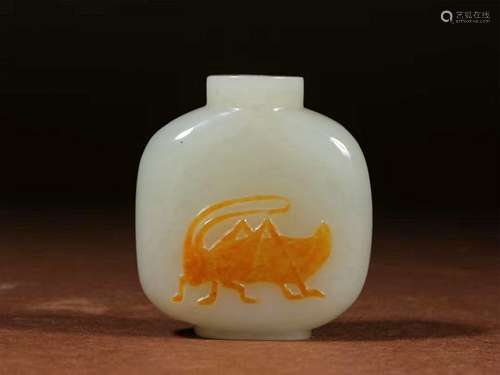 A QING DYNASTY HETIAN JADE SNUFF BOTTLE