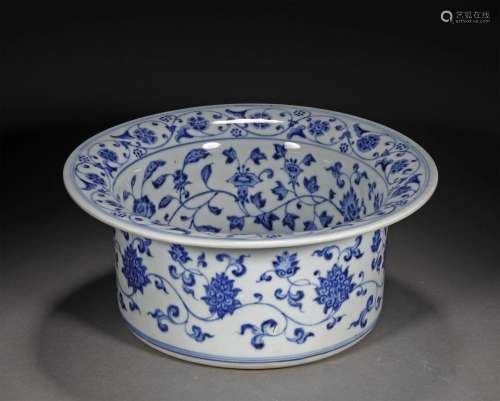 A MING DYNASTY BLUE AND WHITE TANGLED LOTUS BRUSH WASHER