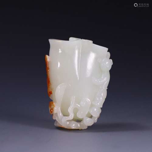 A QING DYNASTY HETIAN JADE FLOWER BOTTLE