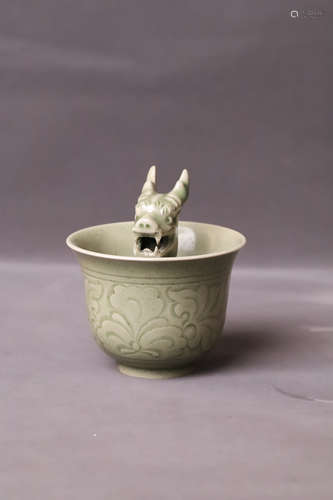 A Yaozhou Carved Flower Pattern Dragon Head Porcealin Cup