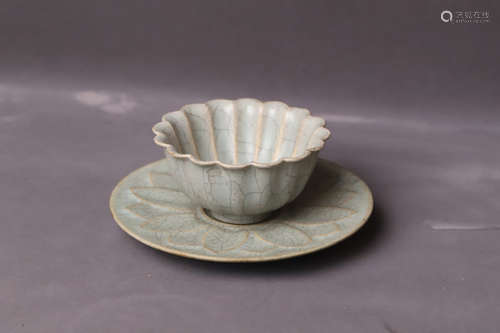 A Grey Glazed Porcelain Bowl with Plate Set