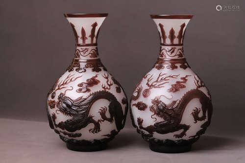 A Pair of Glassware Dragon Pattern Vase