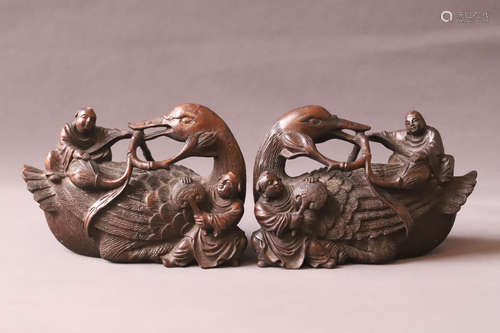 A Pair od Carved Goose with Child Agarwood Figure Ornament