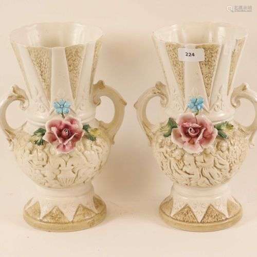 CAPODIMONTE, Paire de vases couverts en porcelaine polychrom...