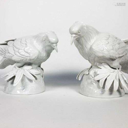 Manufacture de Samson : Paire de pigeons en porcelaine blanc...