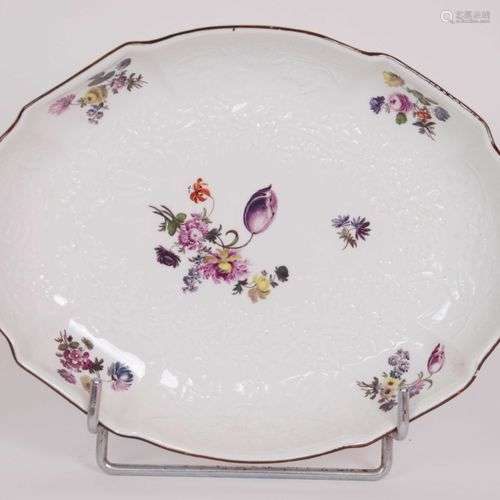 Petit plat chantourné décor floral polychrome et motifs en b...