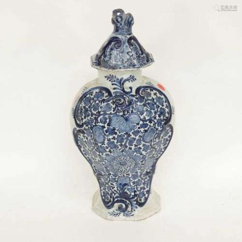 Vase couvert en faïence de Delft, à décor en camaïeu bleu de...