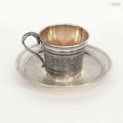 Tasse et sous-tasse en argent Minerve, pour partie guilloché...