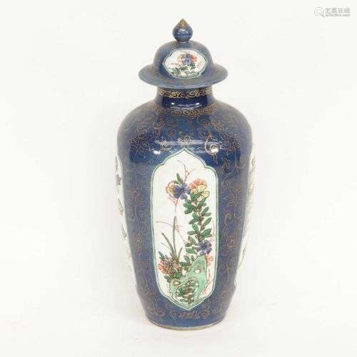 Manufacture de Samson : Vase couvert en porcelaine polychrom...