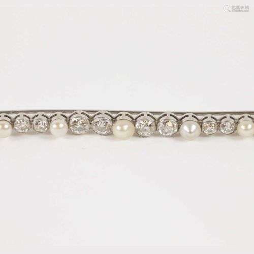 Broche en or gris (750) sertie en ligne de 12 diamants (2.16...