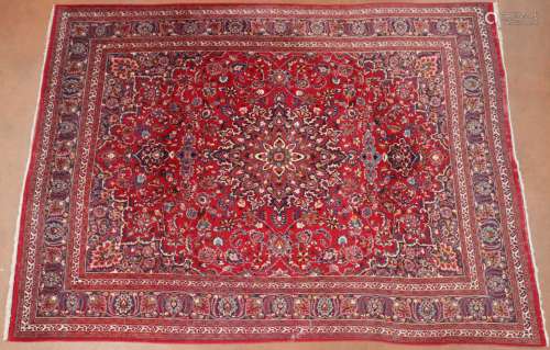 Tebriz Iran. Tapis de laine décor floral fond rouge 395x285