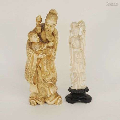 Sujet ivoire Vieillard et enfant, travail japonais H 21 cm. ...