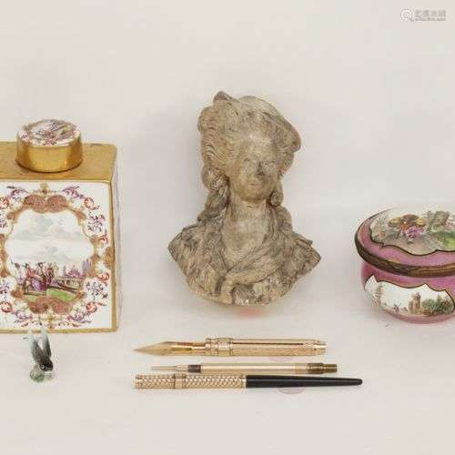 Ensemble d'objets de vitrine comprenant : Buste de Mme de La...