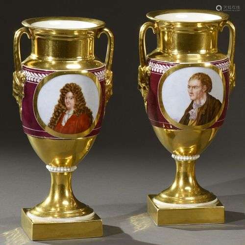 PARIS Paire de vases balustre en porcelaine à deux anses, à ...