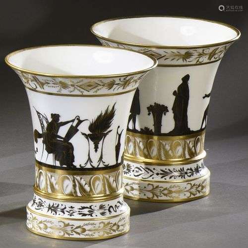 PARIS, LOCRE Paire de vases cornets en porcelaine à décor en...