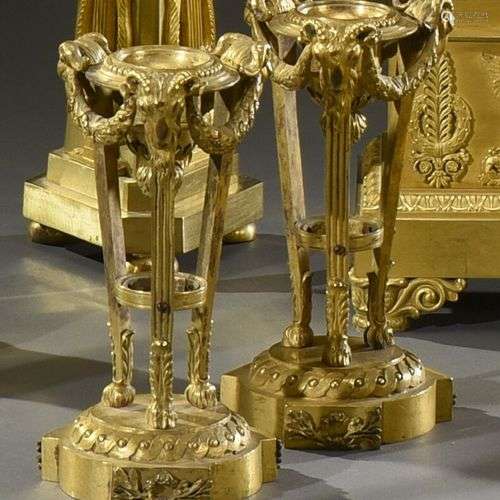 Paire de cassolettes en bronze doré sur trois montants plats...