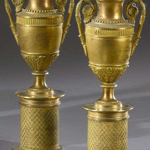 Paire d'urnes cassolettes en bronze doré munies d'un couverc...