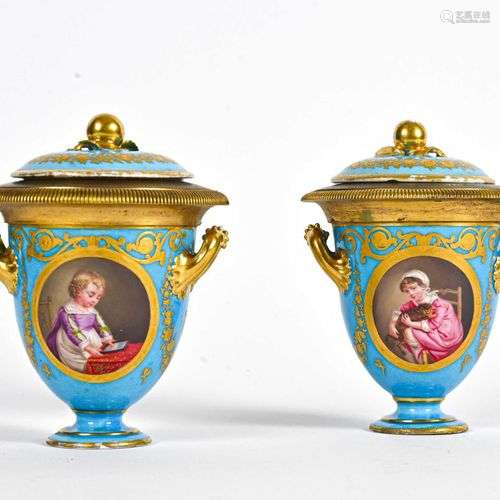 SEVRES Deux petits vases en porcelaine munis de deux anses à...