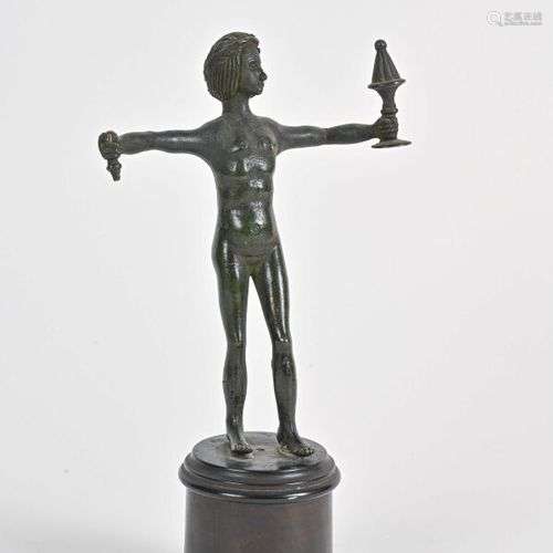 Statuette en bronze patiné : nu féminin couronné de laurier ...