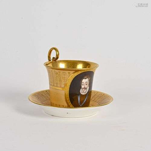 PARIS Tasse en porcelaine de forme tulipe décorée dans un mé...
