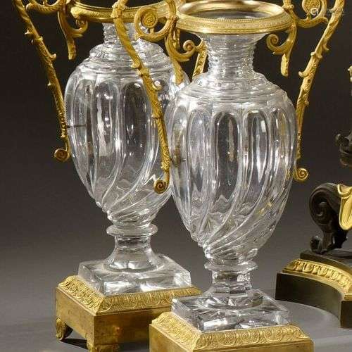 Vase balustre en cristal taillé (Baccarat ou Le Creusot), à ...