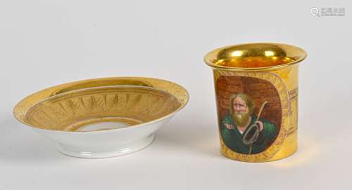 RUSSIE Tasse et sa sous-tasse en porcelaine à décor, sur la ...