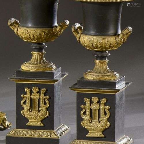 Paire de vases Médicis en bronze doré, tôle et bronze patiné...