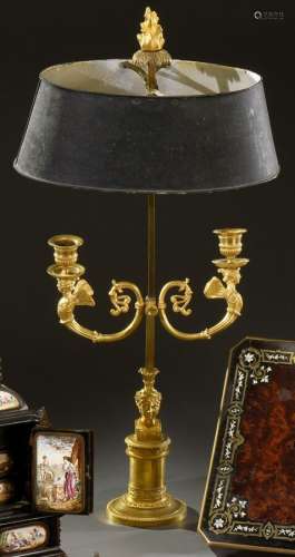 Lampe en bronze doré sur base à doucine et fût cylindrique, ...