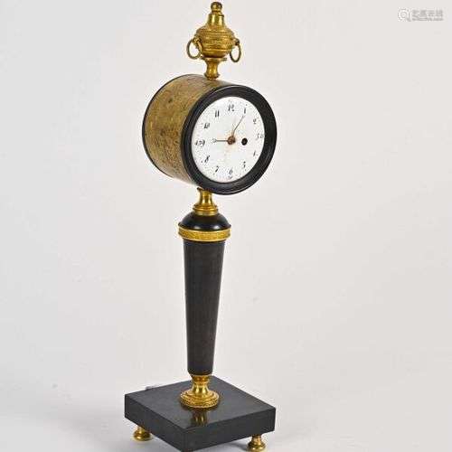 Petite pendule sur pied en acajou, bronze doré et ébène Garn...