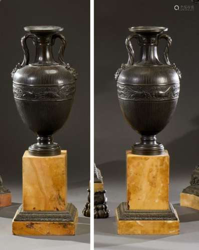 Paire d'importants vases à l'antique en bronze patiné foncé,...