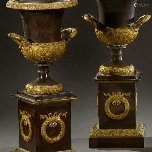 Paire de vases Médicis en bronze doré et patiné sur base car...