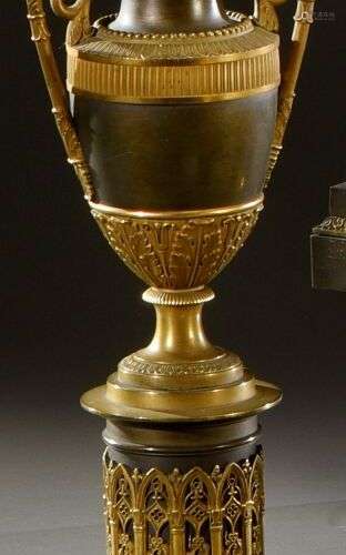 Vase décoratif de forme urne en bronze doré et patiné, à mou...
