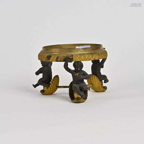 Support cylindrique en bronze doré et patiné à motif de troi...