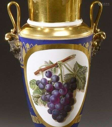 PARIS Vase balustre en porcelaine muni de deux anses à têtes...