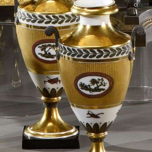 PARIS Paire de vases balustre en porcelaine à décor dans une...