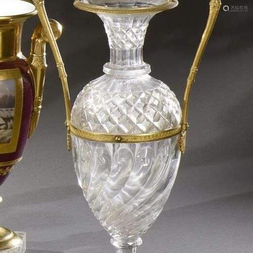 LE CREUSOT Vase balustre sur piédouche en cristal moulé et t...