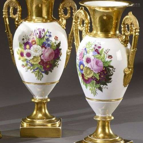 PARIS Deux vases balustre en porcelaine à décor polychrome d...
