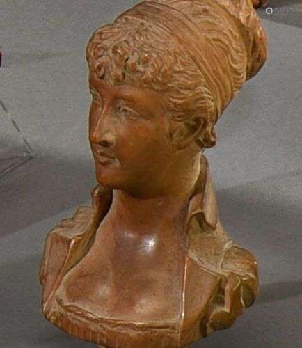 Petit buste en bois sculpté représentant une jeune femme coi...