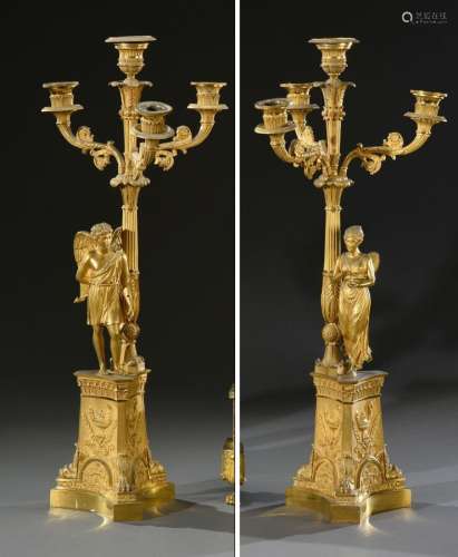 Belle paire de torchères en bronze doré à décor d'un couple ...