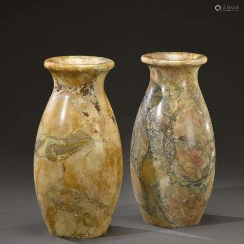 Paire de grands vases ovoïdes unis en albâtre H. 40,5 cm - L...