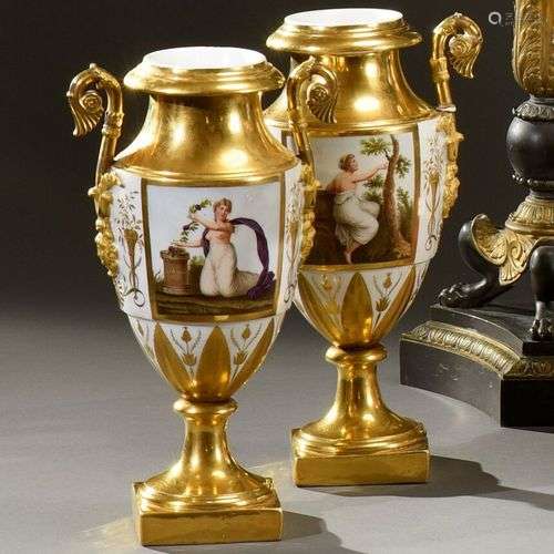 PARIS Paire de vases en porcelaine à décor dans une réserve ...