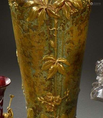 Beau vase tronconique en bronze patiné de deux tons de bruns...