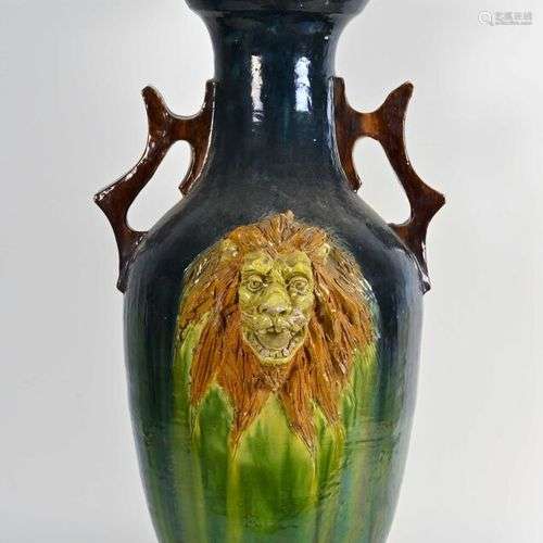 Important vase en céramique à mufles de lion XXe siècle H. 8...