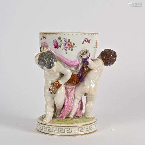 Coupe en porcelaine polychrome supportée par trois angelots ...