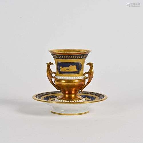 PARIS Grande tasse en porcelaine à forme de vase munie de de...