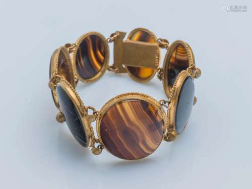 Bracelet en métal composée de médaillons sertis d’onyx polis...