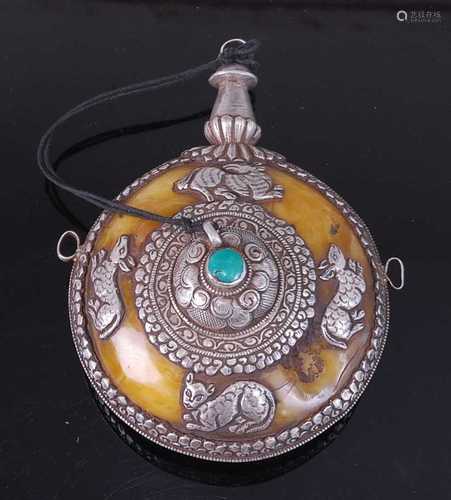 * A 20th century Tibetan agate and white metal mounted snuff...