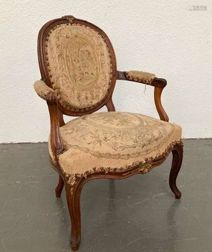 FAUTEUIL en bois naturel sculpté et mouluré, le dossier de f...