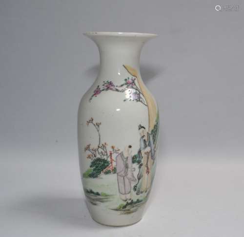 CHINE Vase balustre en porcelaine à décor polychrome de pers...